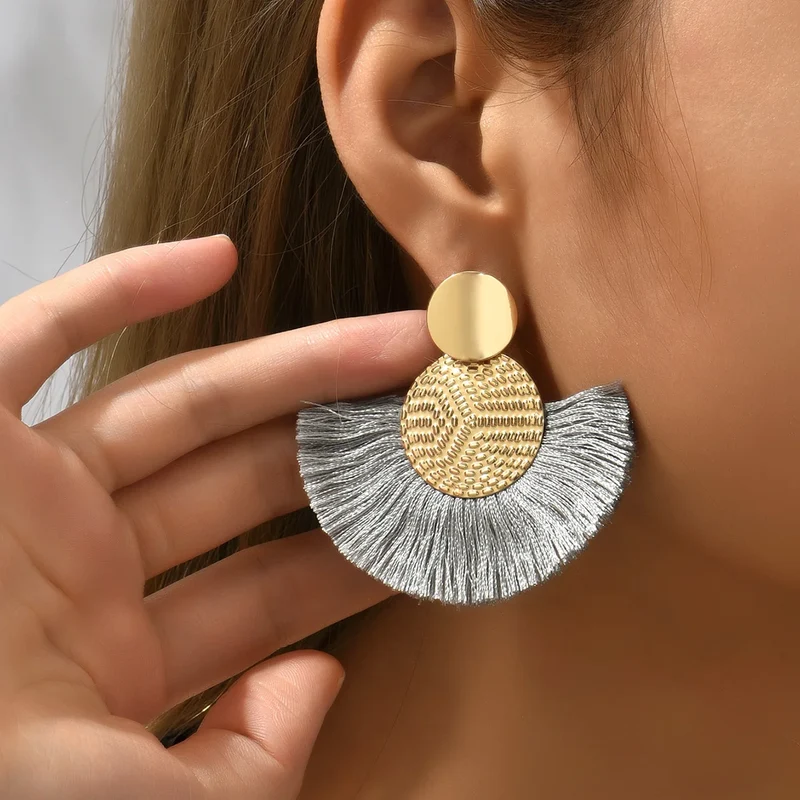 Boucles d'oreilles blanches à franges plaquées or