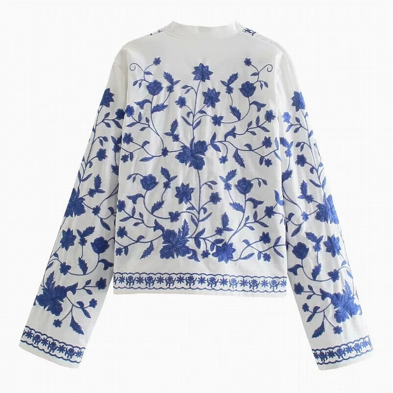 Blouse en coton avec broderie bleue