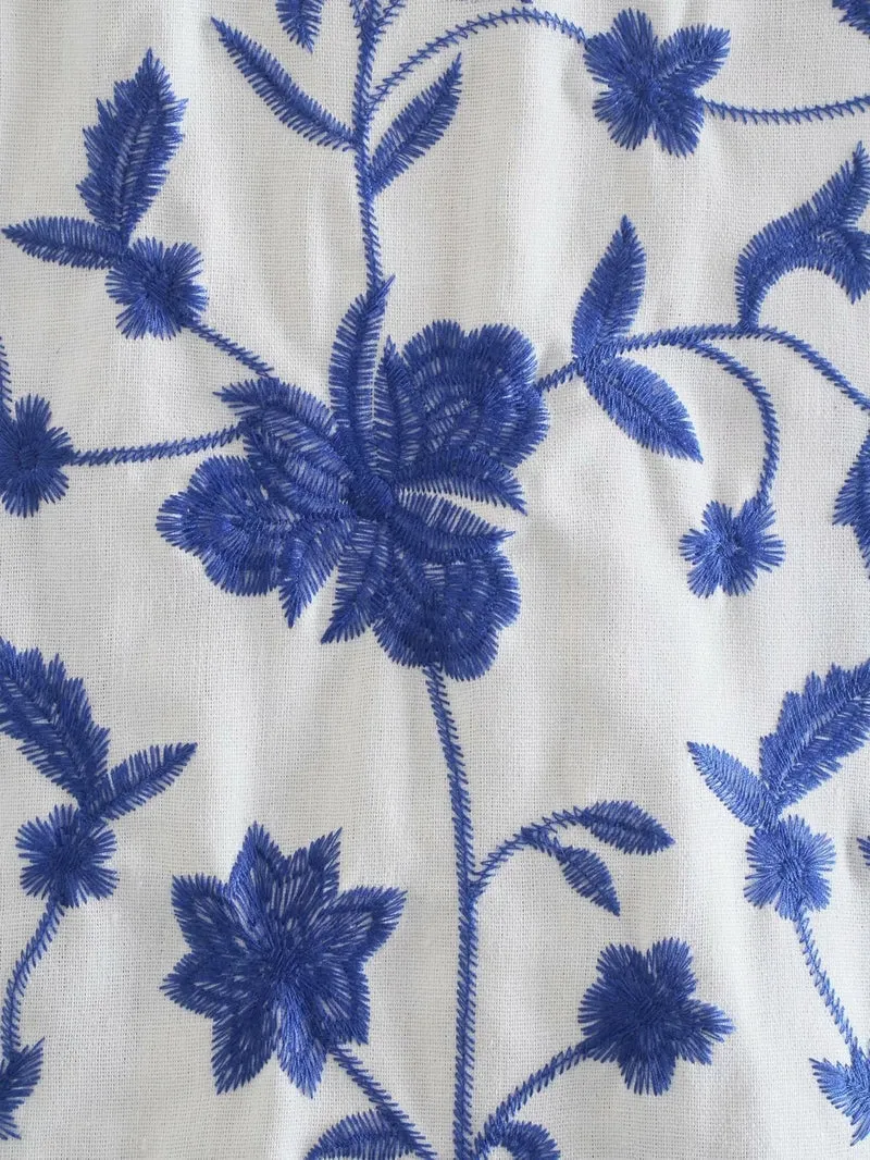 Blouse en coton avec broderie bleue