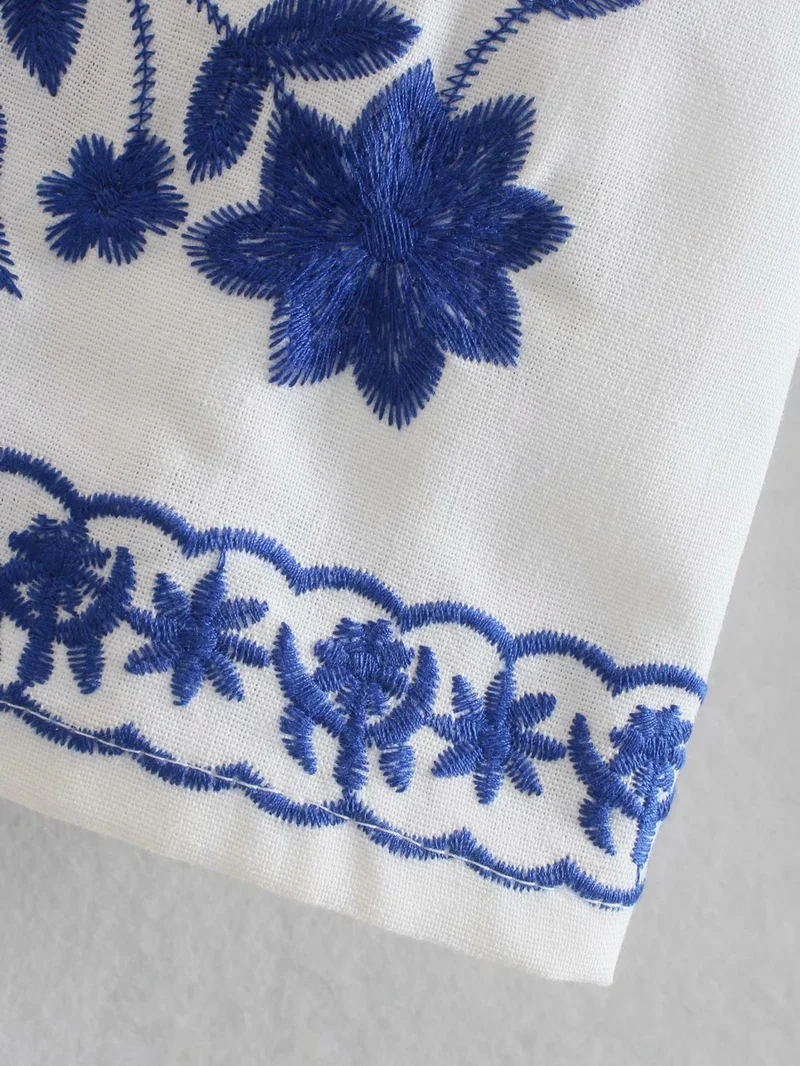 Blouse en coton avec broderie bleue