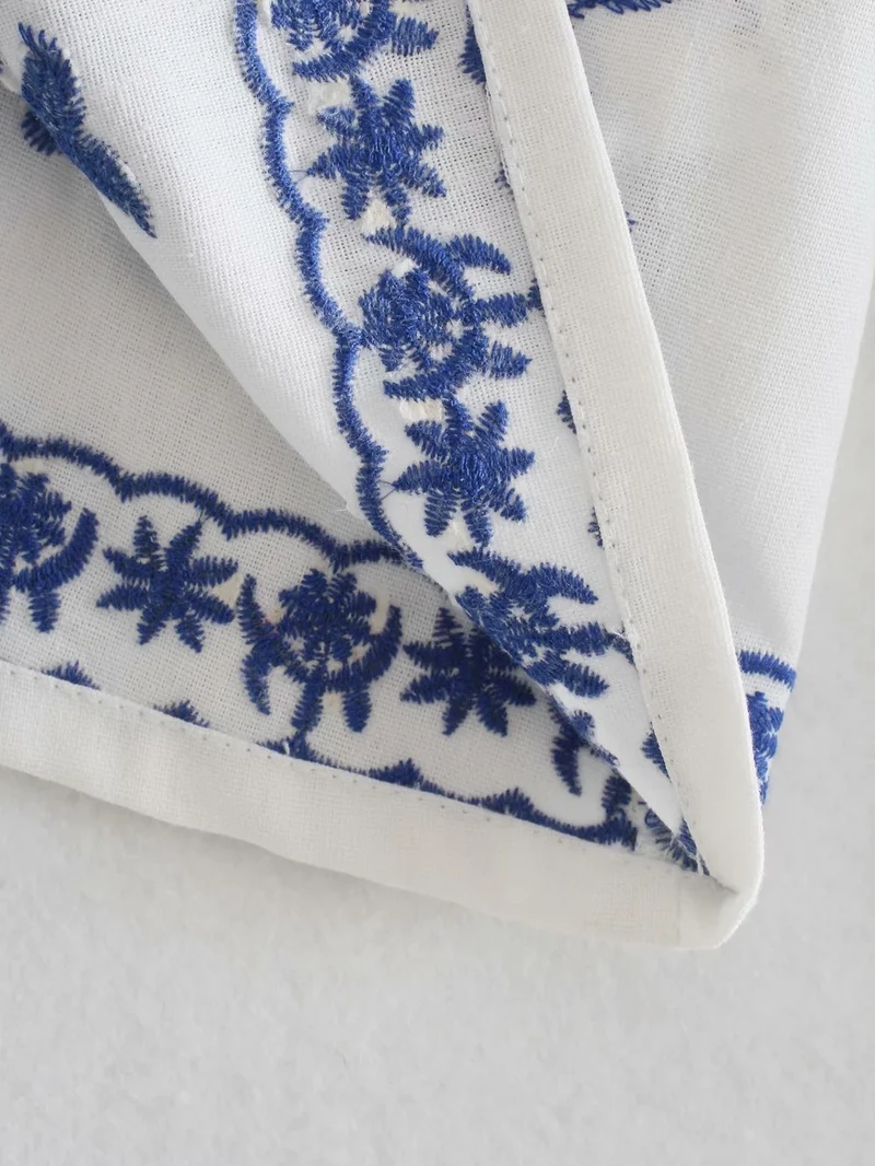 Blouse en coton avec broderie bleue