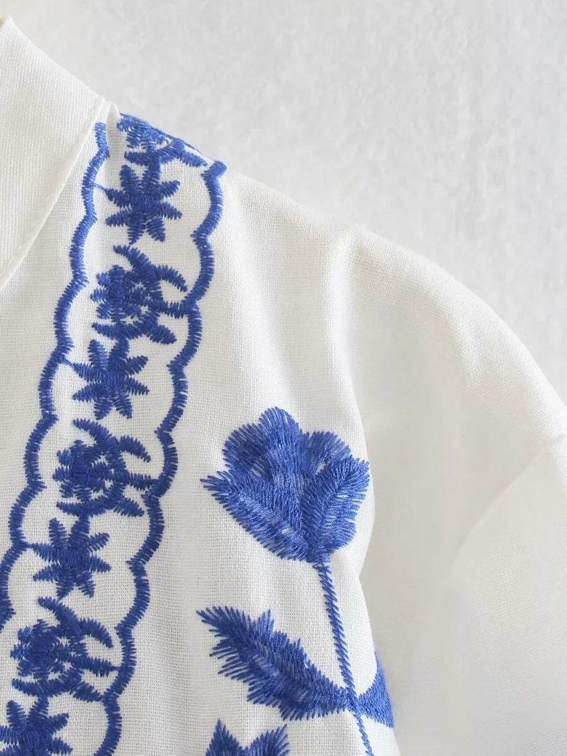 Blouse en coton avec broderie bleue