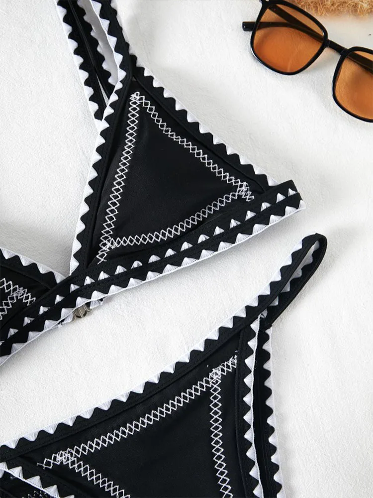 Bikini Triangle Broderie Noir et Blanc