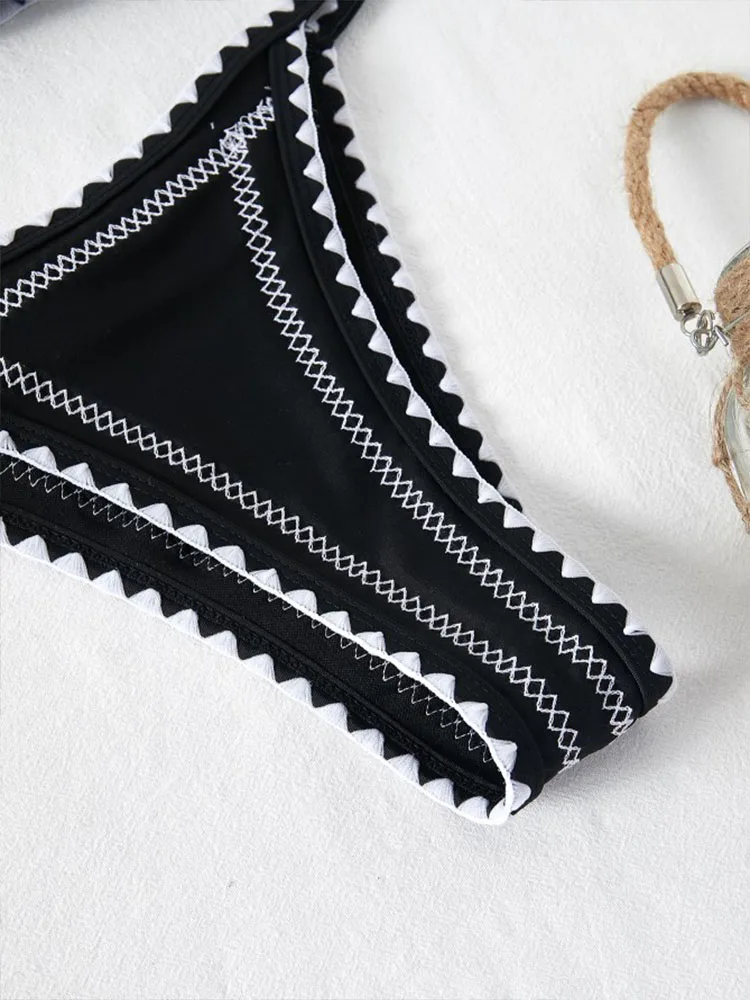 Bikini Triangle Broderie Noir et Blanc