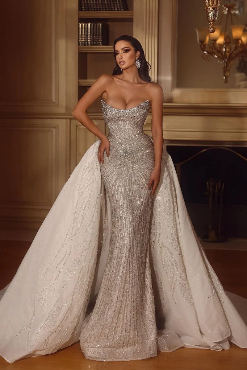 Robe de mariée trapèze à manches longues et décolleté en V profond avec détails en perles