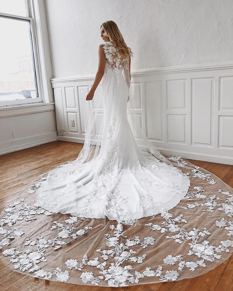 Robe de mariée sirène sans manches avec appliques en dentelle pour une mariée élégante