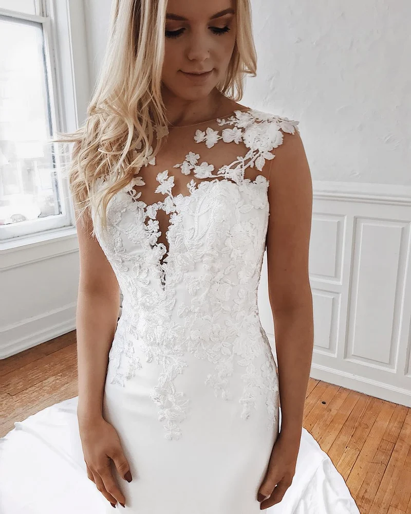 Robe de mariée sirène sans manches avec appliques en dentelle pour une mariée élégante