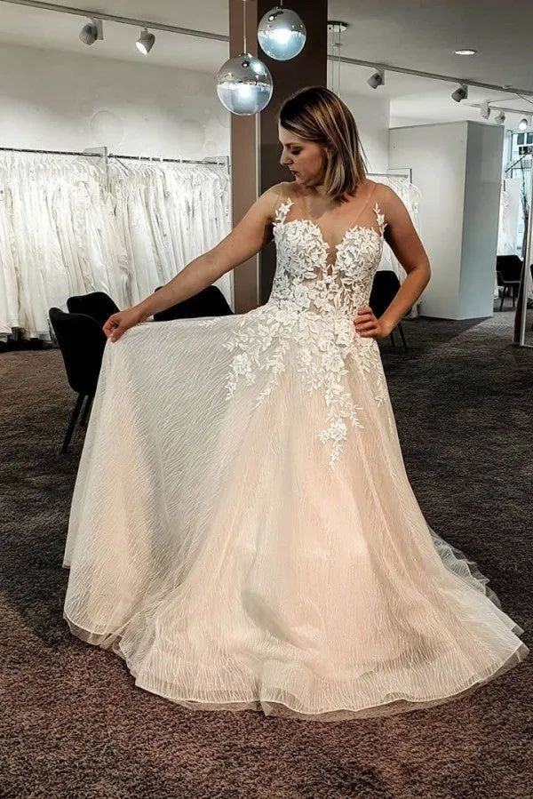 Robe de mariée élégante, coupe trapèze, dos nu, en tulle et dentelle, longueur au sol
