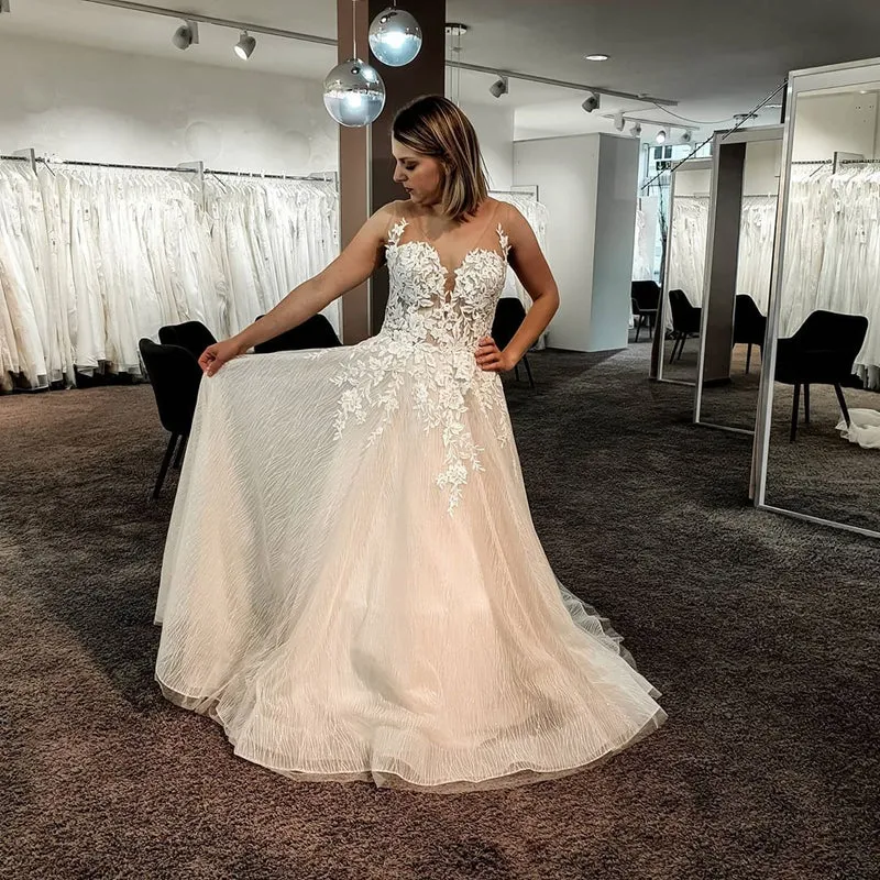 Robe de mariée élégante, coupe trapèze, dos nu, en tulle et dentelle, longueur au sol