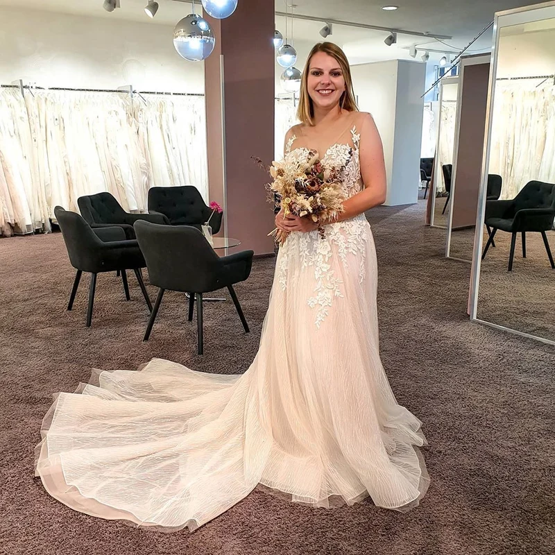 Robe de mariée élégante, coupe trapèze, dos nu, en tulle et dentelle, longueur au sol