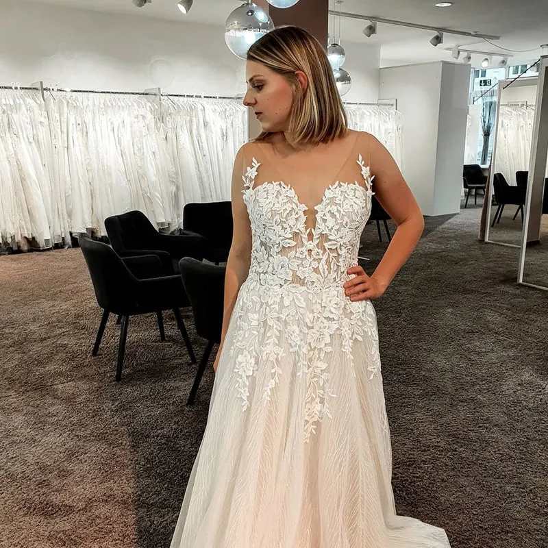 Robe de mariée élégante, coupe trapèze, dos nu, en tulle et dentelle, longueur au sol