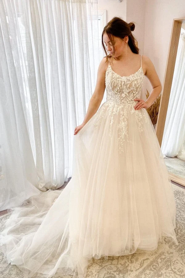 Robe de mariée simple en tulle, coupe trapèze, avec de délicates applications en dentelle