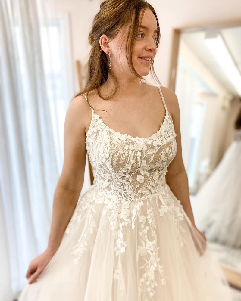 Robe de mariée simple en tulle, coupe trapèze, avec de délicates applications en dentelle