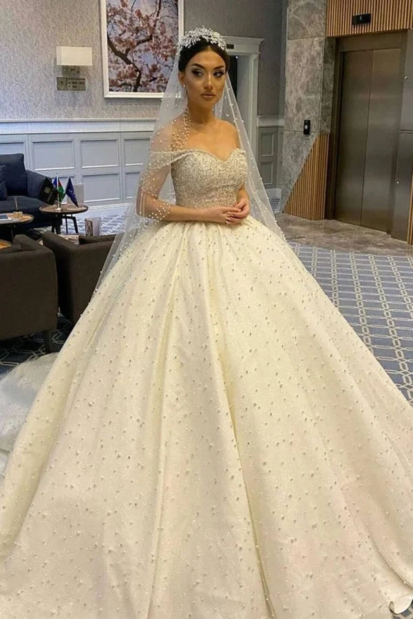 Robe de mariée dos nu à épaules dénudées et décolleté en cœur avec détails en perles