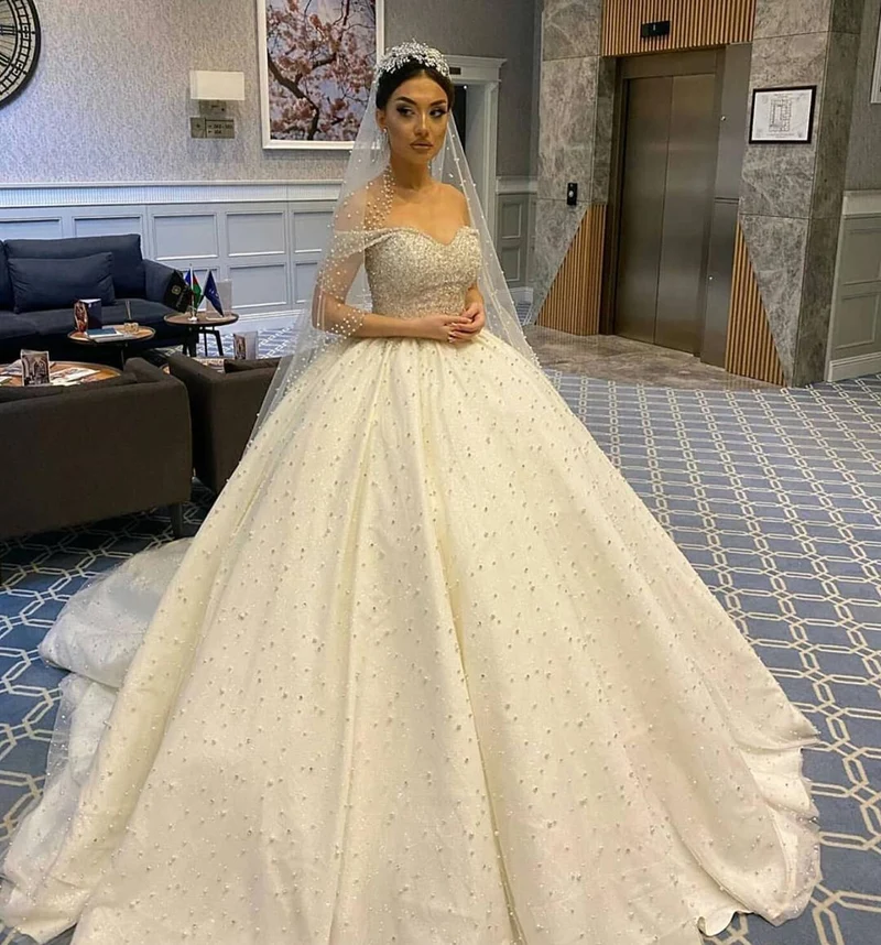 Robe de mariée dos nu à épaules dénudées et décolleté en cœur avec détails en perles