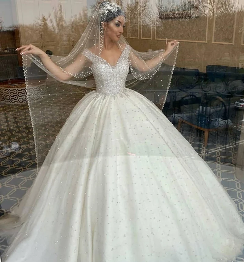 Robe de mariée dos nu à épaules dénudées et décolleté en cœur avec détails en perles