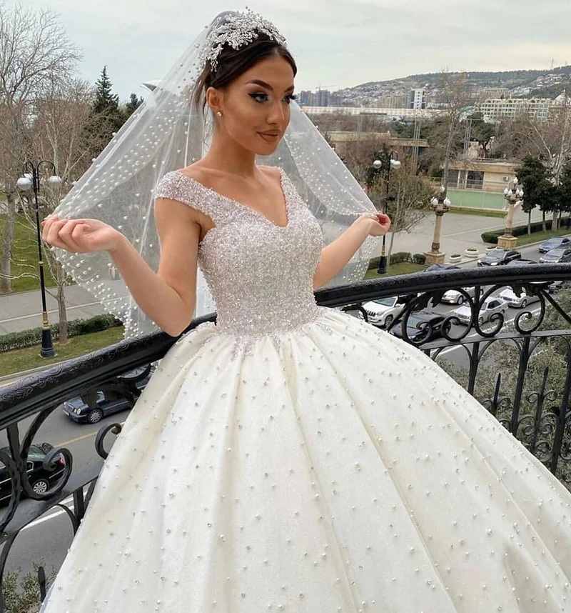 Robe de mariée dos nu à épaules dénudées et décolleté en cœur avec détails en perles
