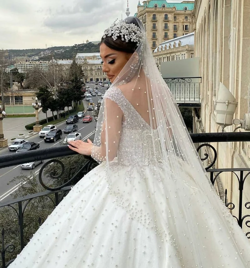 Robe de mariée dos nu à épaules dénudées et décolleté en cœur avec détails en perles