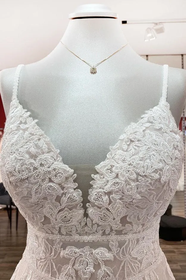 Robe de mariée élégante en tulle, coupe trapèze, col en V, avec appliques en dentelle et volants