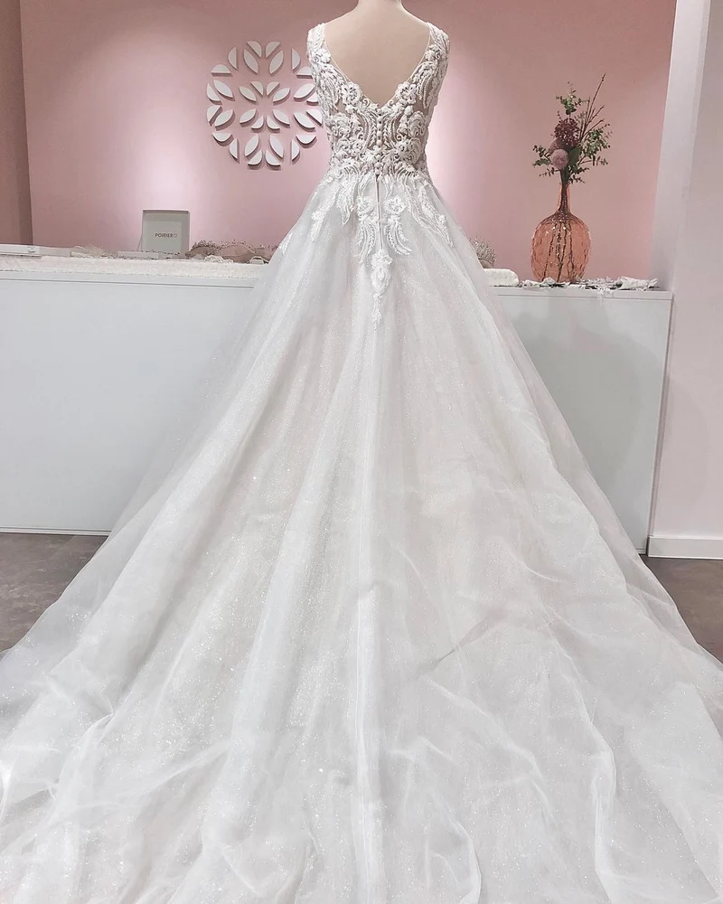 Robe de mariée vintage trapèze à décolleté en V profond et dos nu avec volants et dentelle