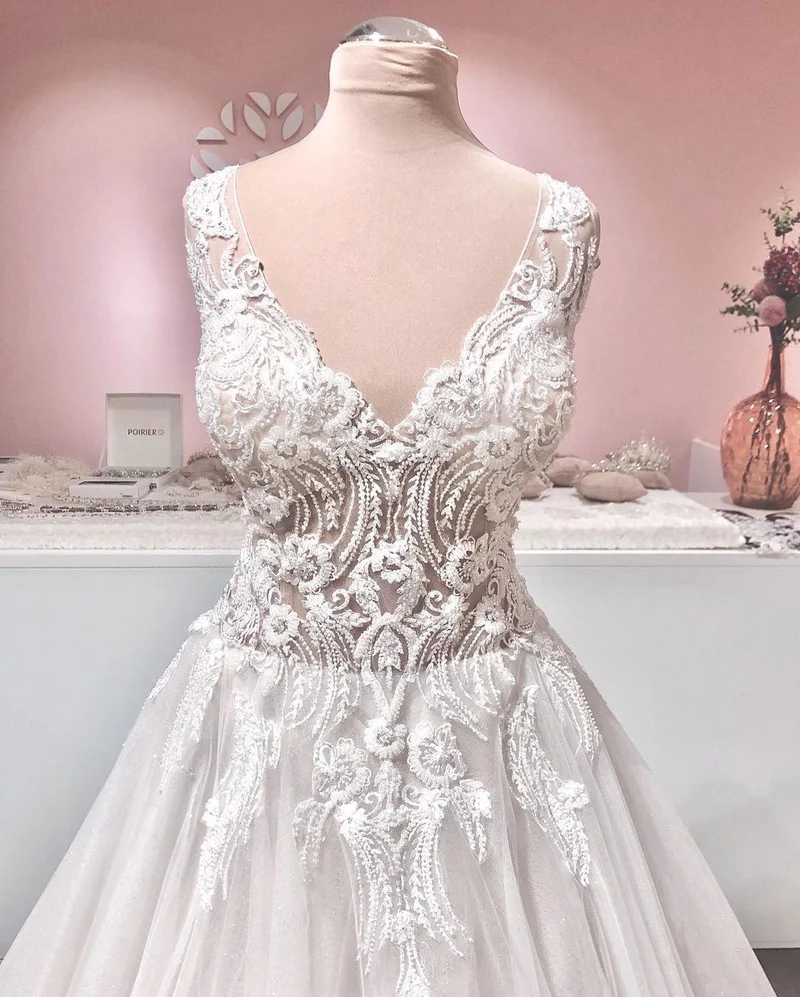 Robe de mariée vintage trapèze à décolleté en V profond et dos nu avec volants et dentelle