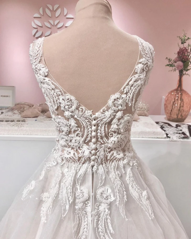 Robe de mariée vintage trapèze à décolleté en V profond et dos nu avec volants et dentelle