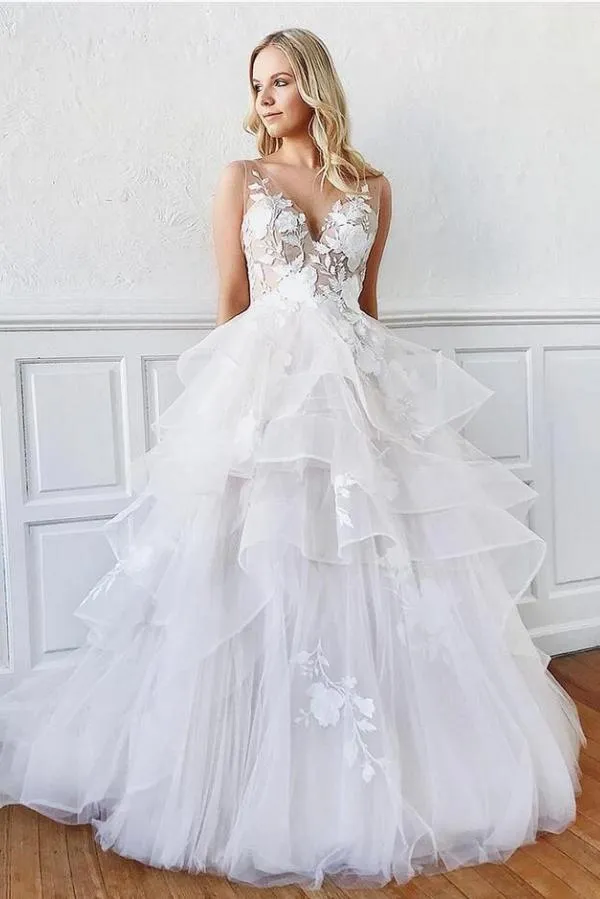 Robe de mariée élégante en dentelle, coupe trapèze, col en V et bretelles spaghetti