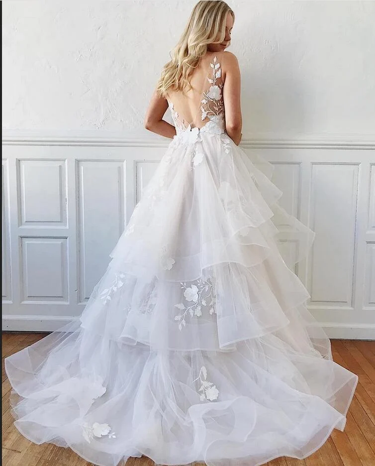 Robe de mariée élégante en dentelle, coupe trapèze, col en V et bretelles spaghetti