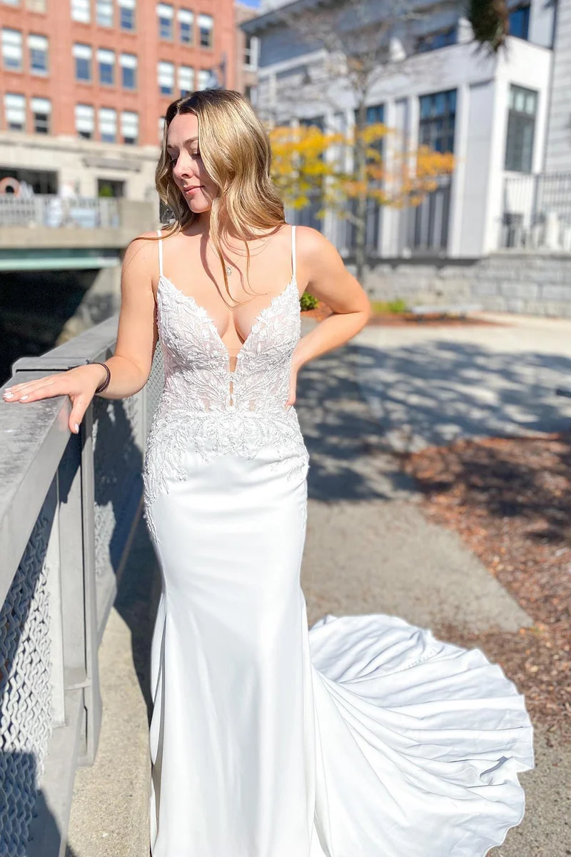 Robe de mariée sirène moderne : bretelles spaghetti, décolleté en cœur, dos nu, appliqués en dentelle