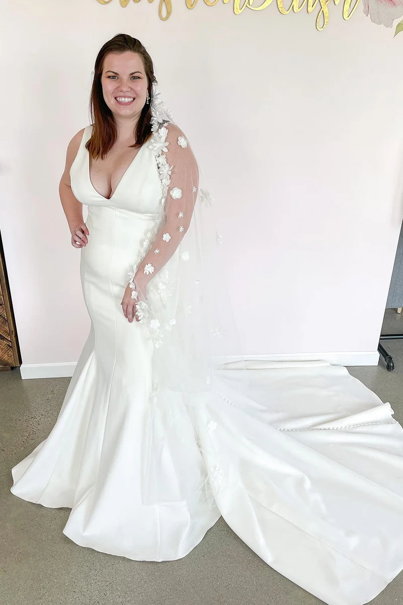 Robe de mariée sirène romantique, décolleté en V profond, bretelles larges et dos ouvert