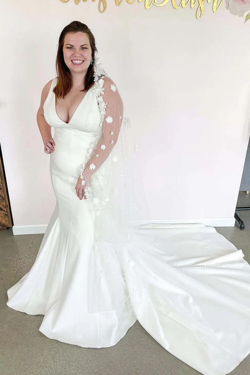 Robe de mariée sirène romantique, décolleté en V profond, bretelles larges et dos ouvert