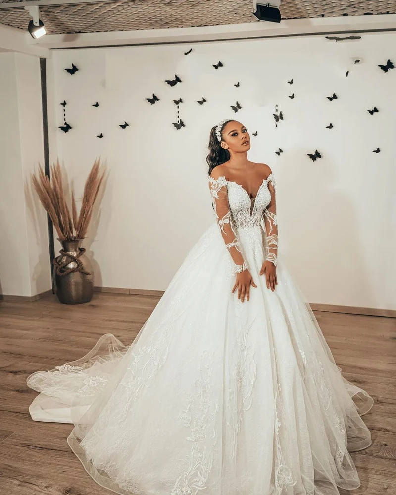 Robe de mariée élégante en tulle, coupe trapèze, manches longues en dentelle