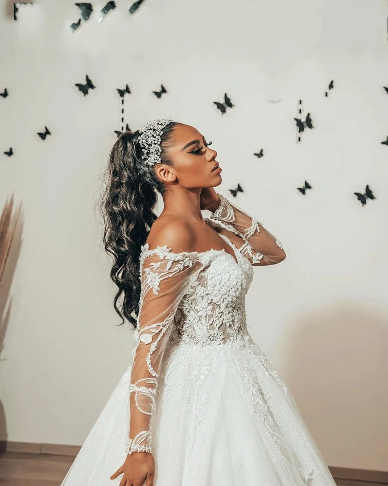 Robe de mariée élégante en tulle, coupe trapèze, manches longues en dentelle