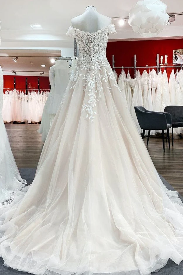 Robe de mariée trapèze à épaules dénudées avec dentelle délicate et volants en tulle