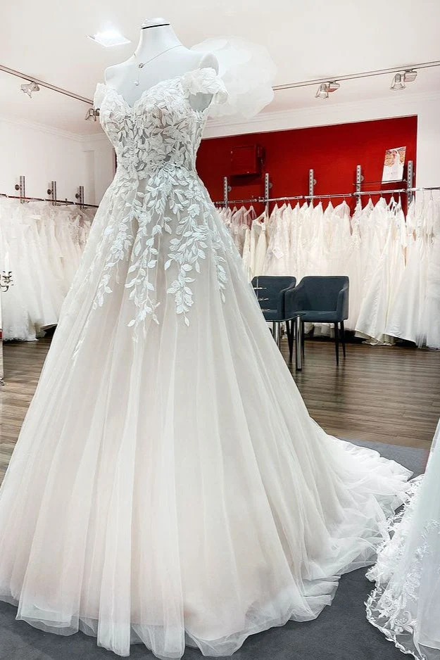 Robe de mariée trapèze à épaules dénudées avec dentelle délicate et volants en tulle