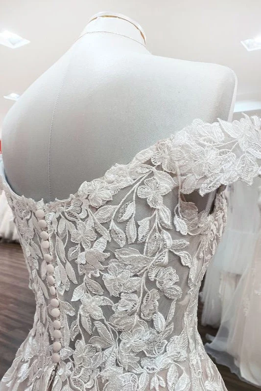Robe de mariée trapèze à épaules dénudées avec dentelle délicate et volants en tulle