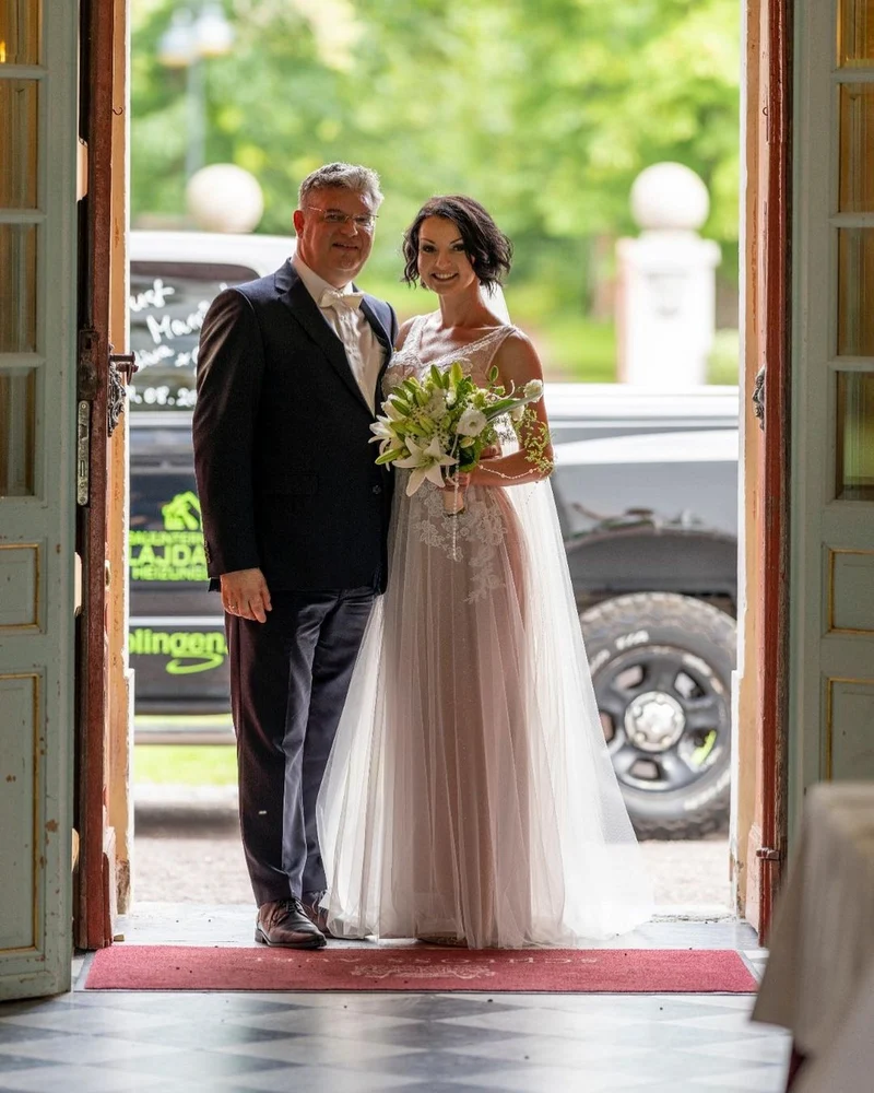 Robe de mariée élégante à décolleté en V profond et appliques en dentelle et tulle