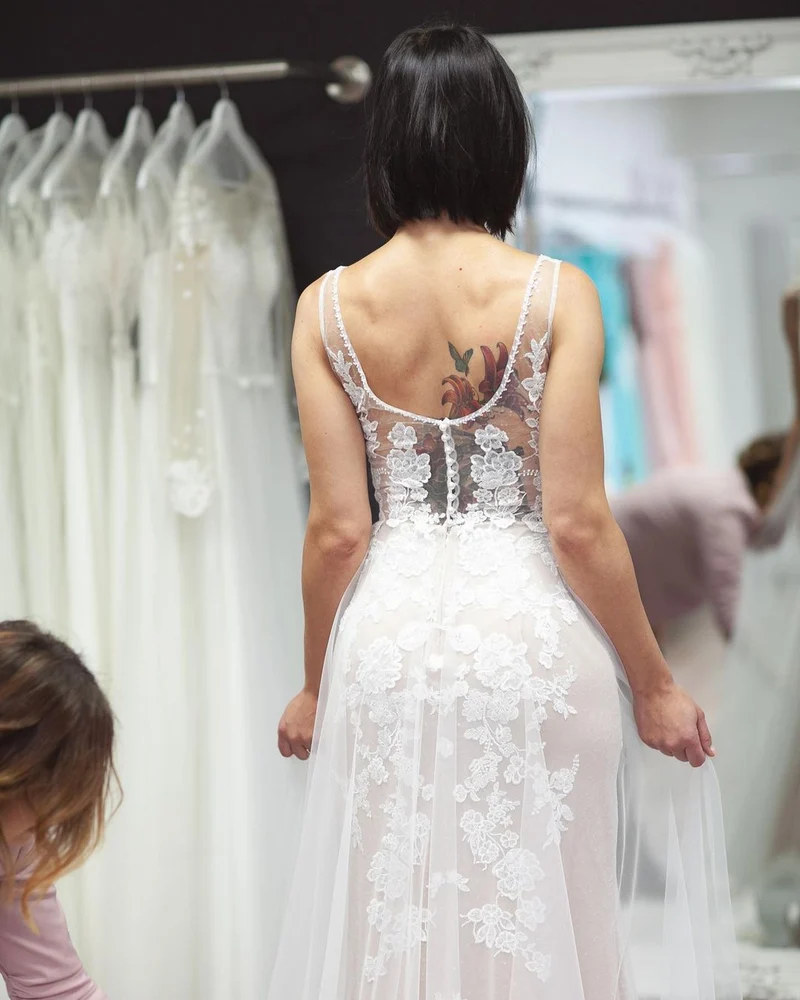 Robe de mariée élégante à décolleté en V profond et appliques en dentelle et tulle