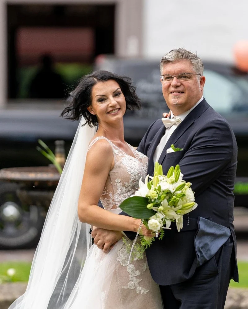 Robe de mariée élégante à décolleté en V profond et appliques en dentelle et tulle