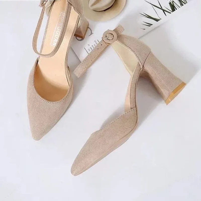 Escarpins beige à talon carré