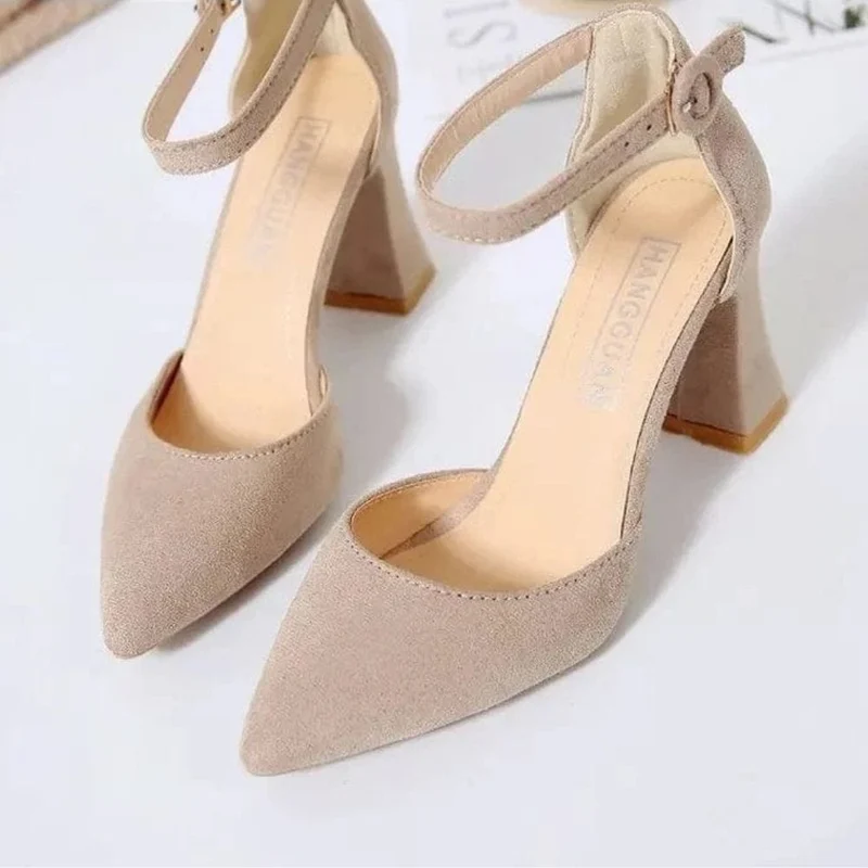Escarpins beige à talon carré