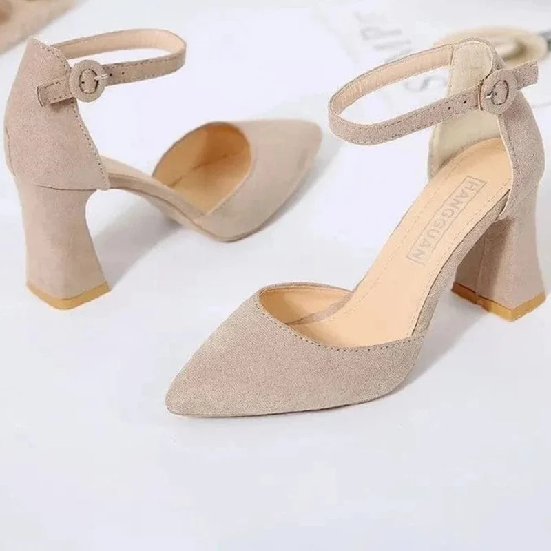 Escarpins beige à talon carré
