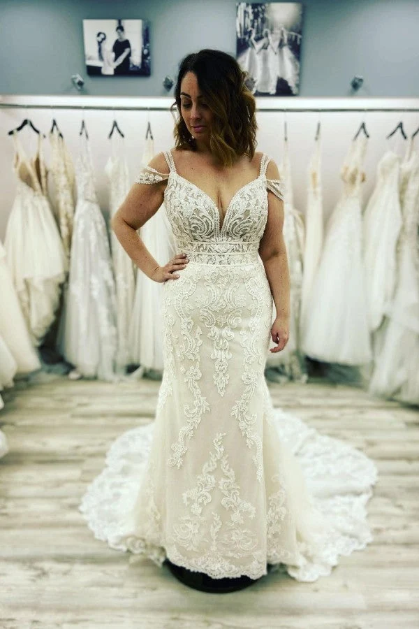 Robe de mariée sirène élégante : décolleté en cœur, bretelles spaghetti, appliqués en dentelle
