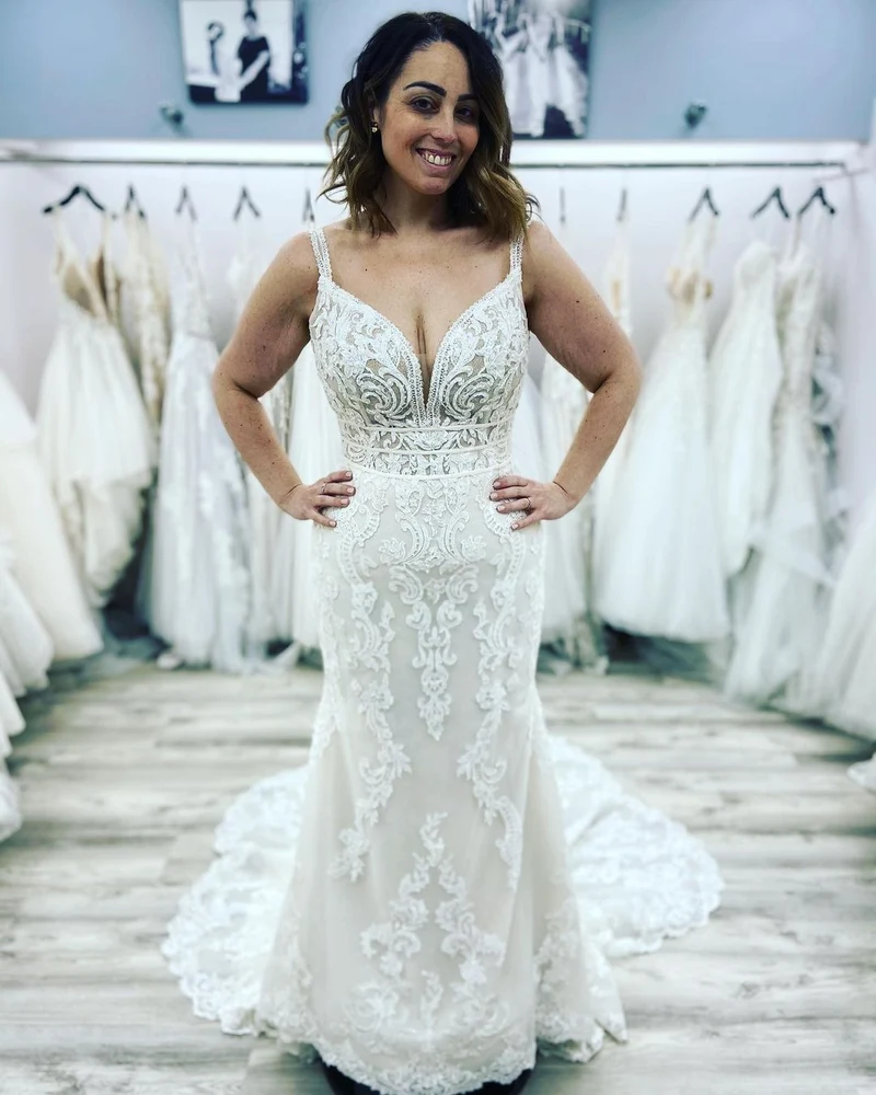 Robe de mariée sirène élégante : décolleté en cœur, bretelles spaghetti, appliqués en dentelle