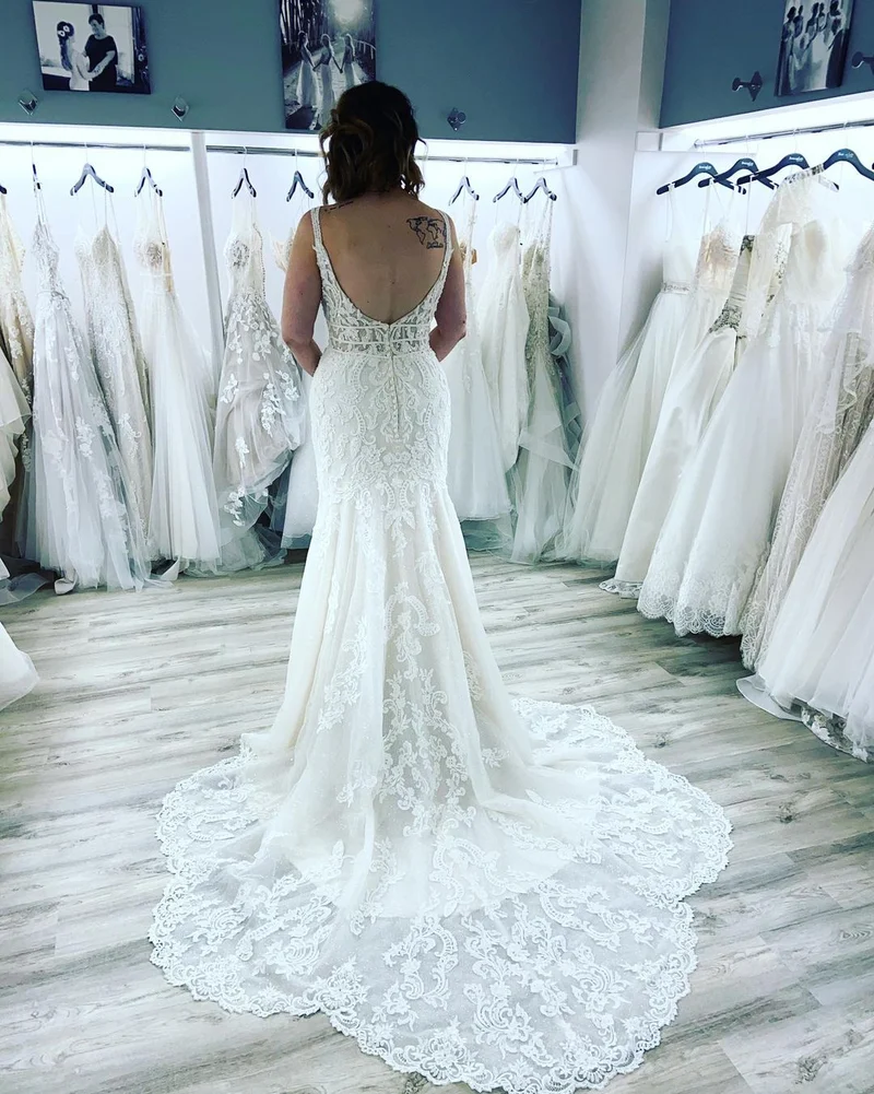Robe de mariée sirène élégante : décolleté en cœur, bretelles spaghetti, appliqués en dentelle