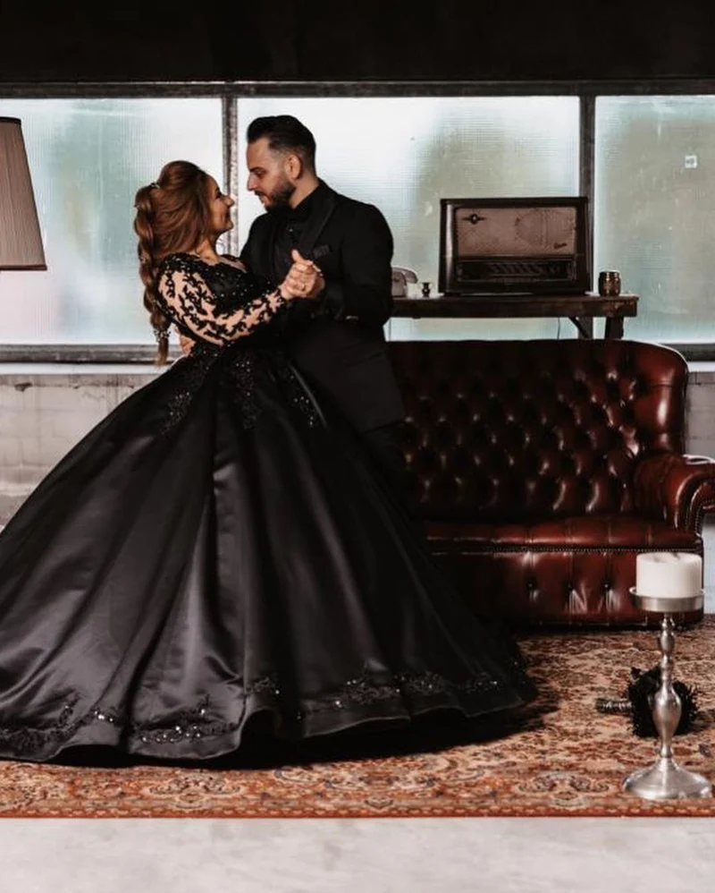 Robe de mariée élégante noire à manches longues et appliqués