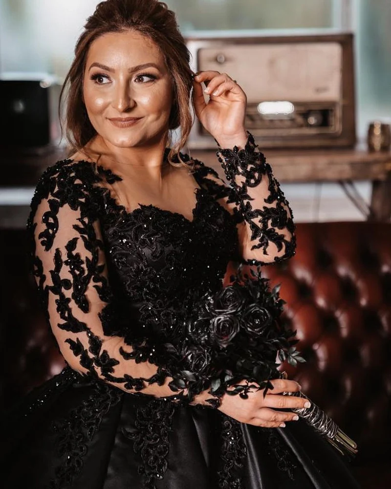 Robe de mariée élégante noire à manches longues et appliqués