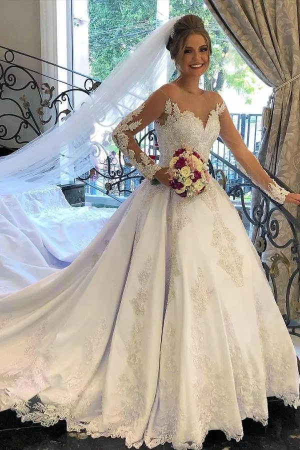 Robe de mariée élégante coupe trapèze à manches longues et décolleté en cœur