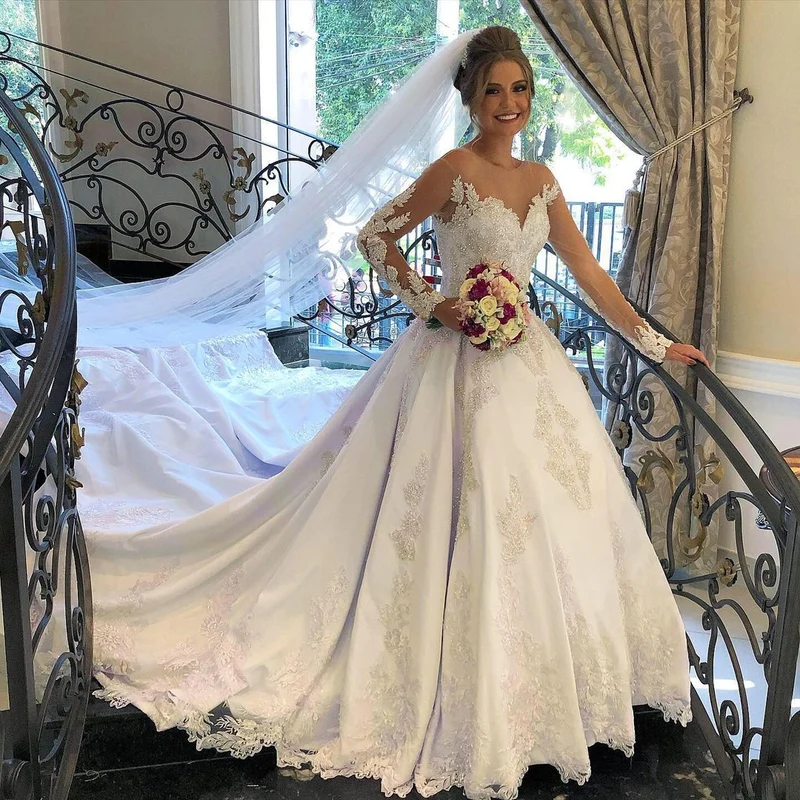 Robe de mariée élégante coupe trapèze à manches longues et décolleté en cœur