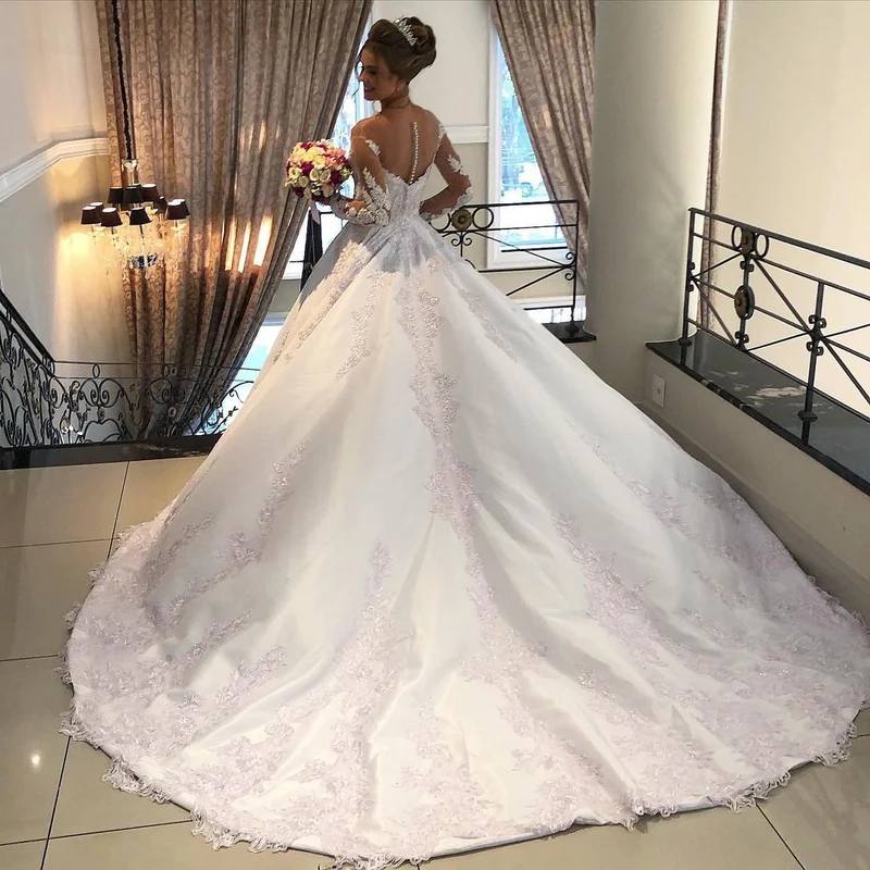 Robe de mariée élégante coupe trapèze à manches longues et décolleté en cœur